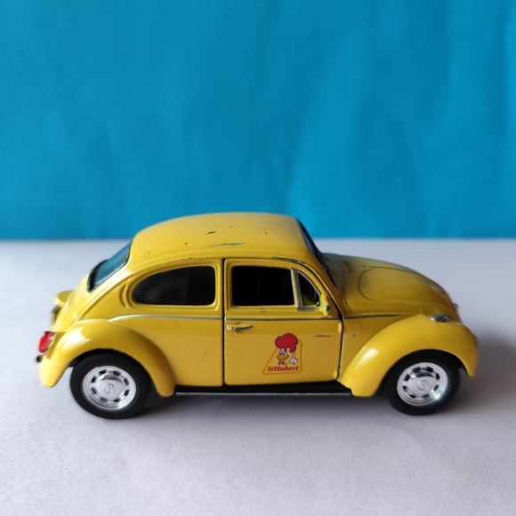 1997 St. Hubert Chicken Restaurant CANADA Volkswagen Yellow Beetle Metal 1:34 - Picture 5 of 8